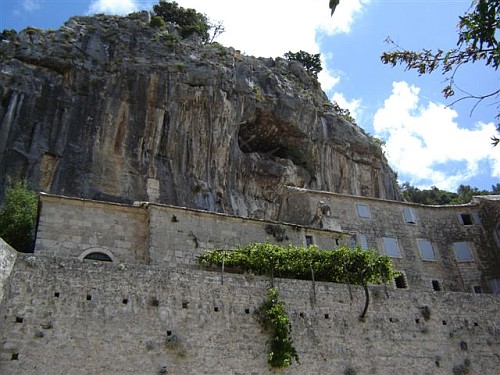 Skalní klášter Blaca.  Foto: J. Zich
